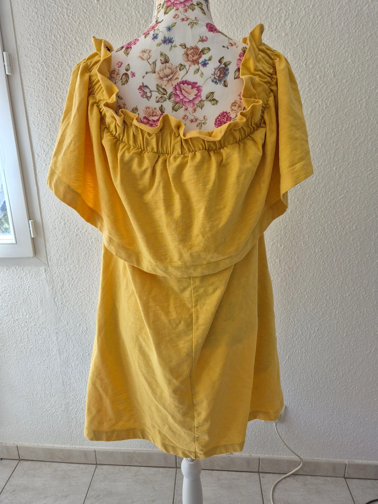 Vestido amarelo H&M G 40 ombros descobertos com babado mangas curtas bolsos algodão verão boêmio – photo 4